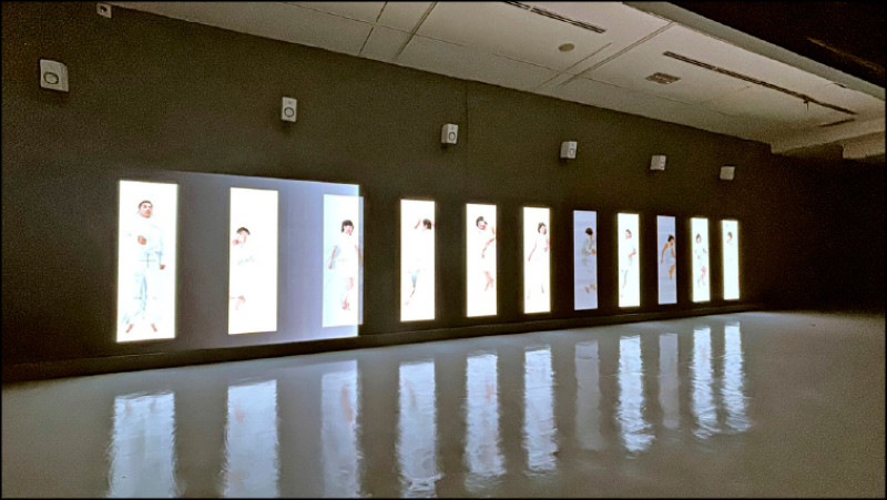 Dumb Type〈備忘錄、或、航行〉影音裝置、LED面板、16:10高解析錄像檔案（x4），18分鐘，2014。