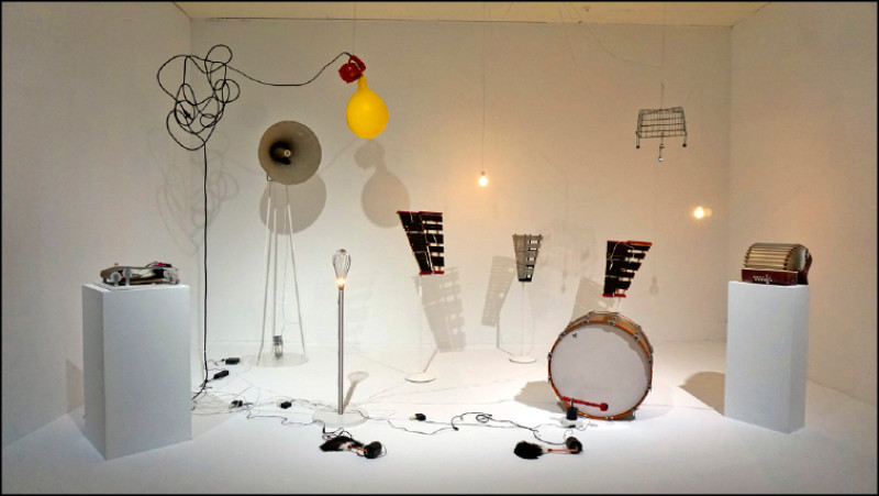 毛利悠子〈遊行〉複合媒材裝置、人造豹皮、馬達、光電元件、球、木琴、風扇、手風琴、揚聲器、音訊擴大機、鼓、燈泡、電線，家電器具等。2011-2017。