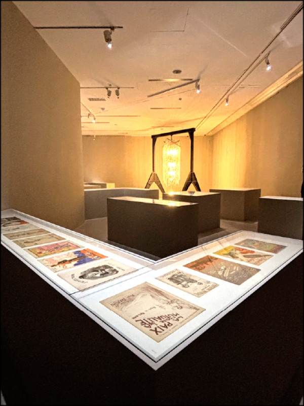 饒加恩〈世界花園〉動態聲音雕塑、約28,180顆Asfour水晶、馬達、燈光、音訊、聲音檔，22分15秒。2025。