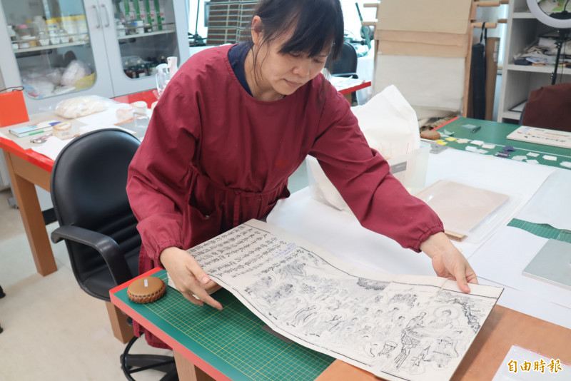 證嚴法師珍藏的《法華經》，由國台圖圖書醫院妙手回春，有若新書。（記者翁聿煌攝）