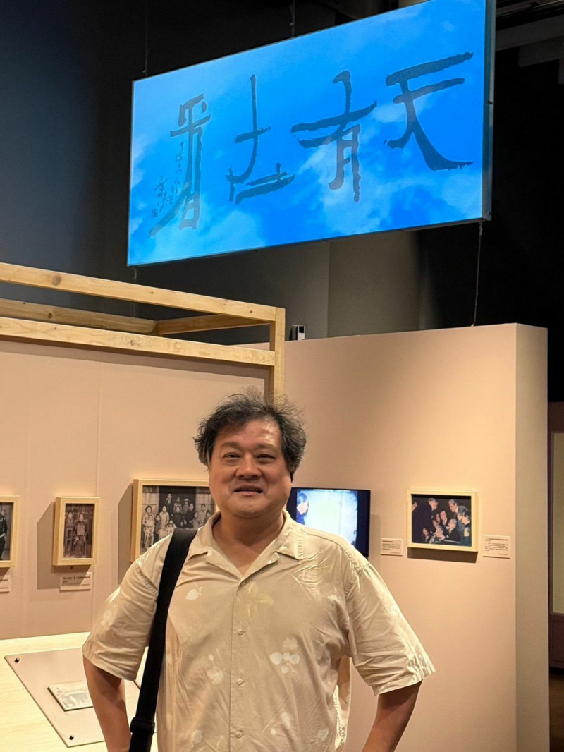 書法藝術家陳世憲與書法作品《天有在看》。（陳世憲提供）
