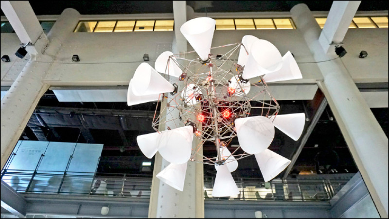 王仲堃〈体2025〉，不鏽鋼、喇叭、電子設備、LED、玻纖紙、捲揚器、電腦設備。2025。