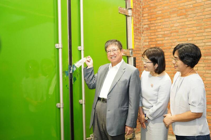新竹縣長楊文科（左起往右）、縣府秘書長李安妤、縣府文化局長朱淑敏共同「開箱」歡迎貨車內的蔡蔭棠畫作歸鄉。（取自竹縣府官網）