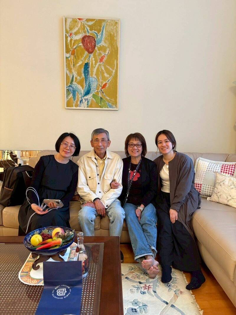 新竹縣政府文化局由副局長郭秋燕（右2）率領專案團隊赴美，跟蔡蔭棠次子蔡世英（中）共同完成這次的藝術返鄉的重大任務。（圖由郭秋燕提供）