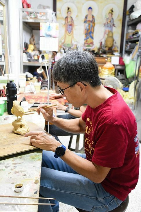 杜牧河長子杜昇鴻克紹箕裘，目前工作室多由他打理。（台南市政府提供）