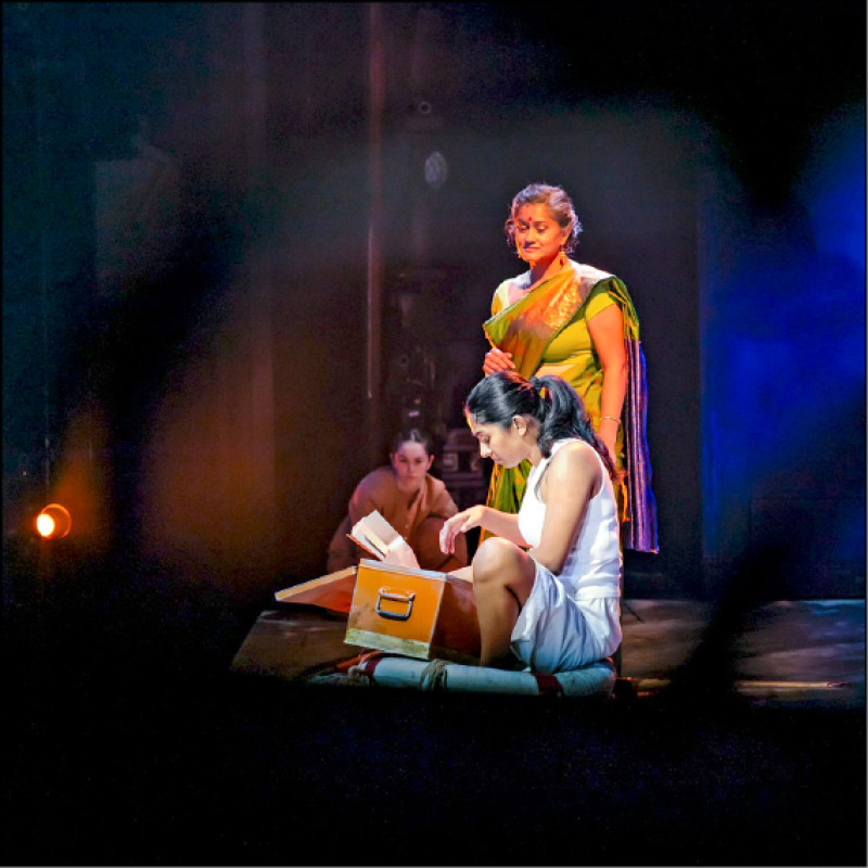 桑雅‧維努戈帕（前）以女性視角呈現少年PI堅韌與柔軟並存的特質。（JMSUMMER攝，兩廳院提供）