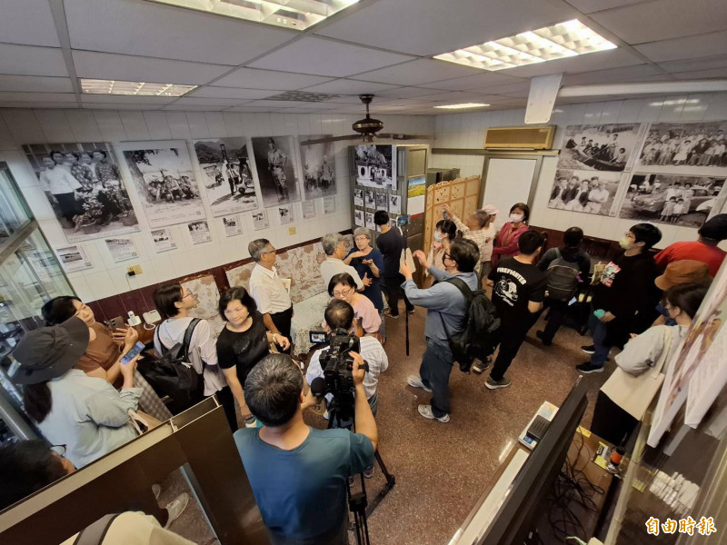 《日光照在杉林的日子－張仁葵以日光顯影的時空情書》新書發表會後，與會民眾步行至日光照相館參觀。（記者蘇福男攝）