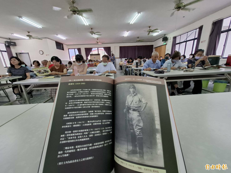 《日光照在杉林的日子－張仁葵以日光顯影的時空情書》一書，蒐羅張連有、張仁葵父子為地方拍攝的影像紀錄，並由後代張春香口述時空背景故事。（記者蘇福男攝）
