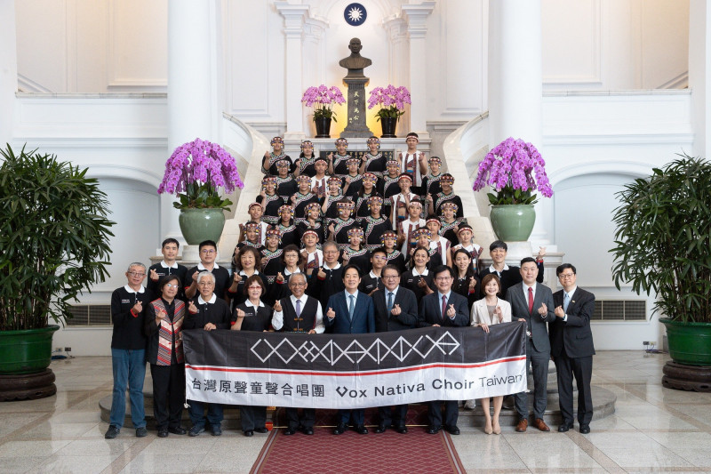 日前進行歐洲巡演的台灣原聲童聲合唱團近日返台，並於總統府演出。（擷取自林佳龍臉書）