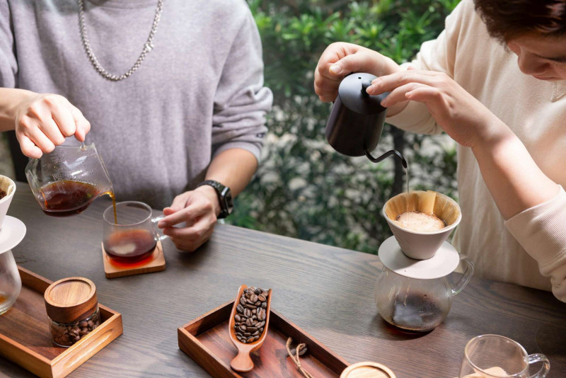 下榻礁溪寒沐酒店，體驗「做自己的咖啡師」手沖咖啡DIY活動。（礁溪寒沐酒店提供）