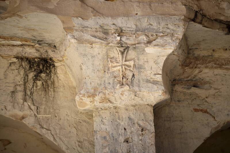 一座已超過1500年歷史的地下拜占庭古墓遺址，其中石柱頂部雕有十字架。（美聯社提供）