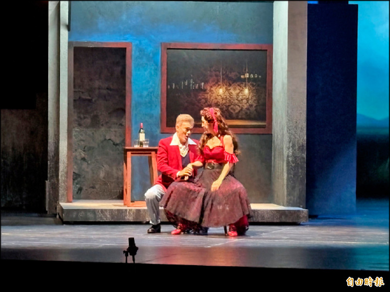 愛爾蘭男高音蓋瑞．戴維斯林（左）飾演公爵曼都瓦，女演員翁若珮飾演殺手妹妹瑪達蕾娜，演出《弄臣》劇中〈可憐的年輕人〉橋段。（記者陳文嬋攝）