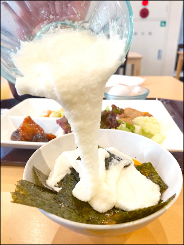 在秩父邂逅到如此稠密的山藥泥，加上海苔或生雞蛋，早餐就能吃三碗飯。萬能佐料、配料帶來至上幸福。（劉黎兒攝）