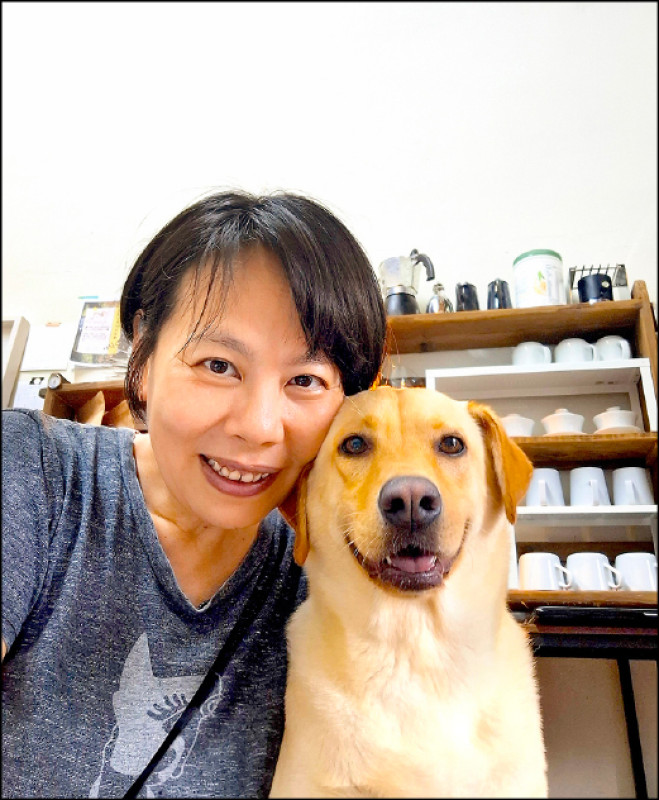 書店主人亮晶晶。