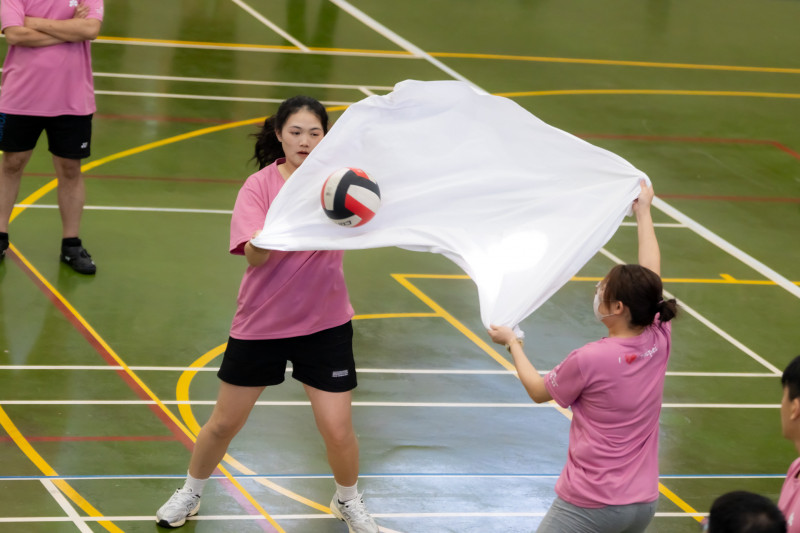 老爺酒店集團將永續概念融入活動設計，以廢棄床單發想創意賽事「床單排球賽」。（老爺酒店集團提供）