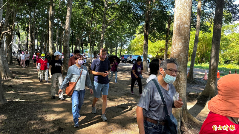 民眾繞行台南仁德文華路西側的牛稠子遺址範圍，宣示守護。（記者劉婉君攝）