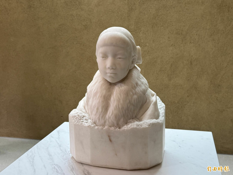 開箱專室內典藏的黃土水珍貴作品「少女」胸像。（記者孫唯容攝）