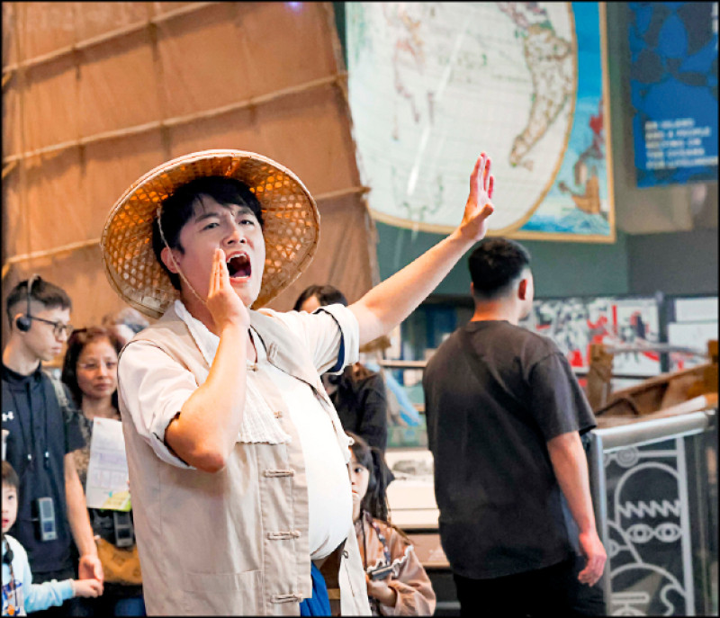 台史博最火紅的原創互動劇場《戲遊時光》將自7月4日起登場，由專業演員陳韋龍扮演3段不同時期的歷史小人物，帶領觀眾感受歷史洪流中不同的生命故事。（台史博提供）