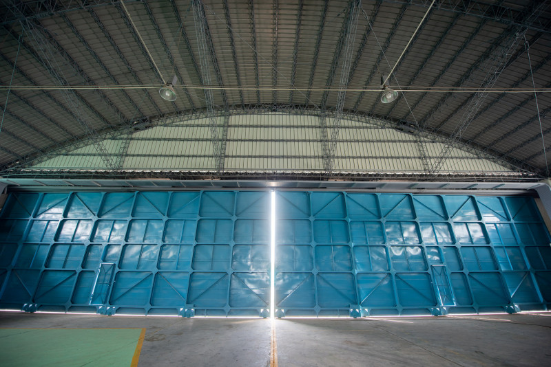 桃市府修復活化前空軍桃園基地設施群，其中35中隊也就是黑貓中隊飛機棚廠，已進行緊急修復。（文化局提供）