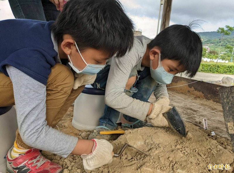 十三行博物館與成功大學考古學研究所聯手舉辦「仁里考古遺址考古體驗親子營」，帶領親子親身體驗考古發掘完整流程。示意圖，非此活動照片。（記者陳奕劭攝）