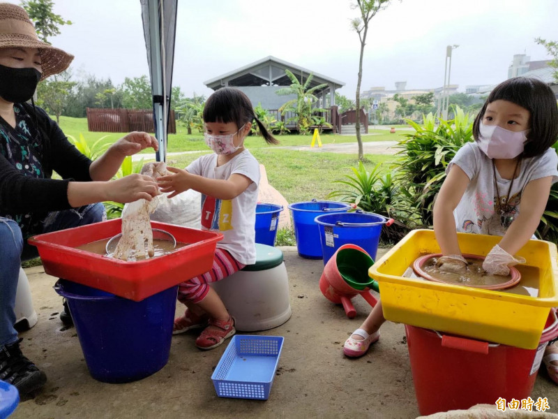 親子化身小小考古學家，體驗實際清洗考古文物。示意圖，非本活動照片。（記者陳奕劭攝）