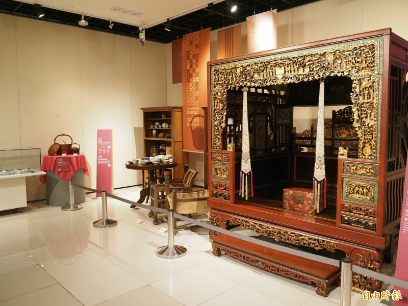 特展中有重現早年台灣起居生活的空間和文物，其中紅眠床的華麗細致，可看出是有錢人家。（記者陳鳳麗攝）