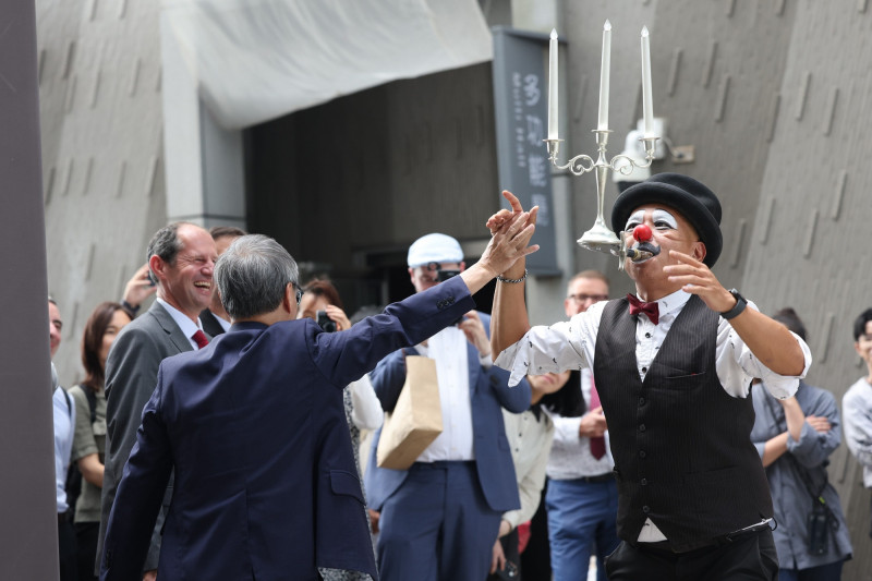 FOCASA馬戲團《愛情烏托邦》描述放蕩不羈的小丑遊戲人間，文化部長李遠（藍衣者）與小丑一來一往擊掌互動，逗樂全場。（文化部提供）