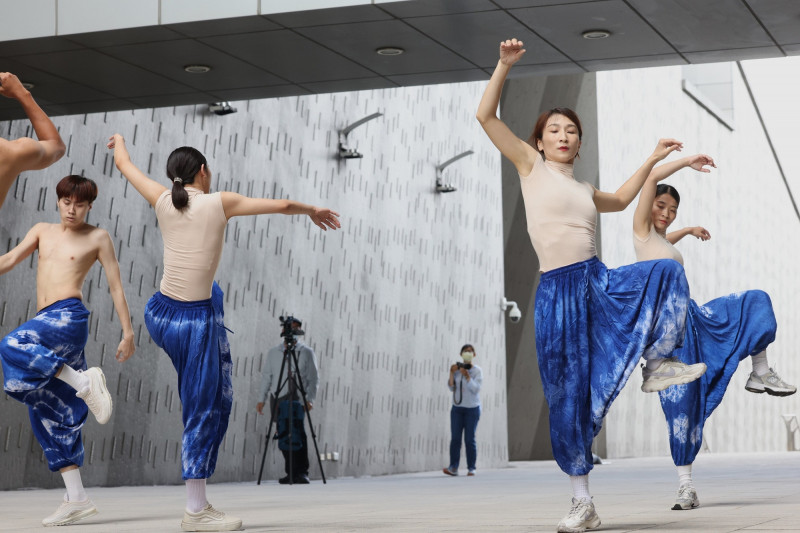 君舞蹈劇場《痕跡》源自於編舞家謝宜君探索自身族群文化的過程中，憶起成長中深深烙印的記憶。（文化部提供）