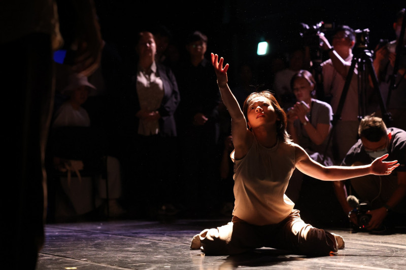 翃舞製作《推拉》映照臺灣社會，帶著橫跨社會、個人的「推拉」主題，回應主權與性別議題，探問我們如何安放自我。（文化部提供）