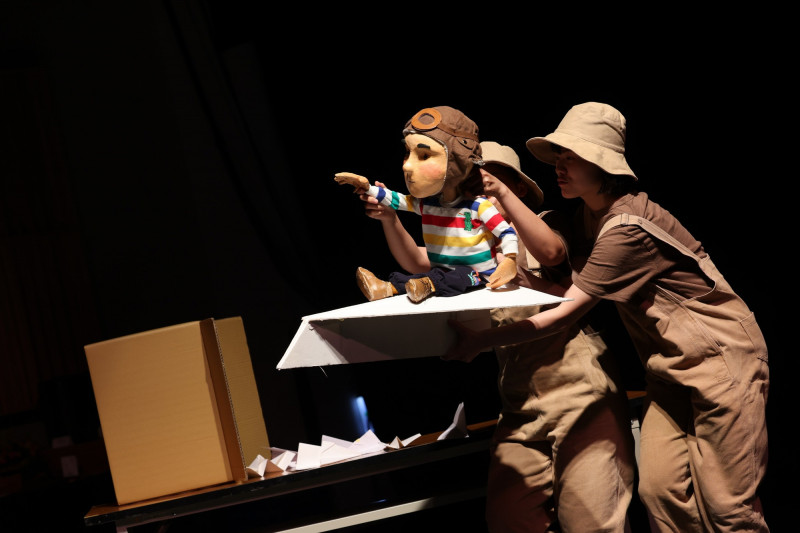 斜槓青年創作體《你欲泅去佗位？》嘗試以輕盈、詩意的方式談死亡之重、以及如何能在社會齒輪下保有「做夢」的能力。（文化部提供）