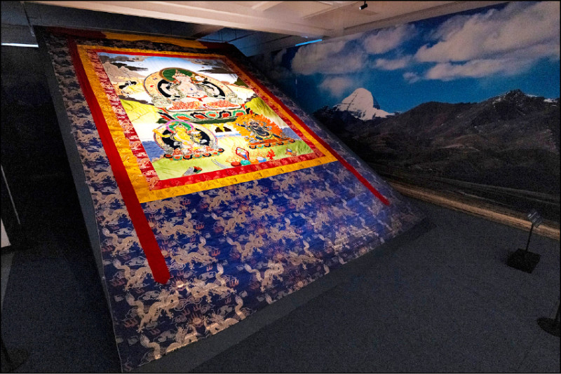 蒙藏文化中心參考西藏「曬大佛」展示形式，在展場特別陳列全長達578公分的大唐卡〈三怙主刺繡拼貼唐卡〉館藏。（文化部提供）