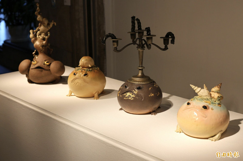 「青蛙」系列作品，圓潤青蛙戴奇異冠飾，呆萌凝視如森林鄰居，凝聚人與自然的微妙連結。（記者陳奕劭攝）