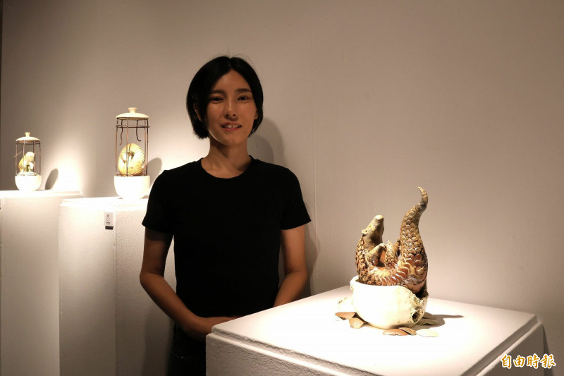 宮城有加（Miyagi Yuka）以穿山甲緩探身影卻被鐵籠束縛的意象，訴說對生命的敬意與呼籲。（記者陳奕劭攝）