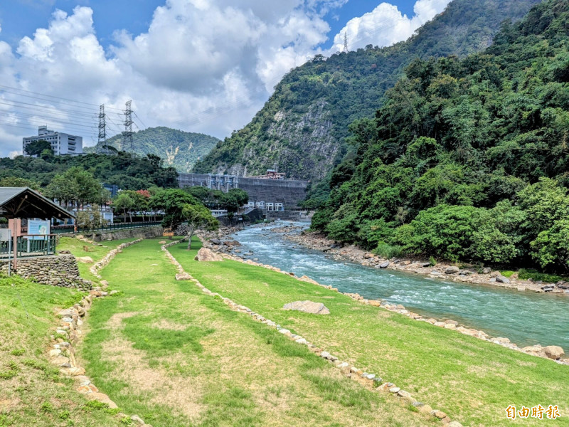 日月潭車埕遊憩區6月28日將舉辦隧道音樂會，遊客來到車埕可體驗「山中小城」依山傍水的秀麗景致。（記者劉濱銓攝）