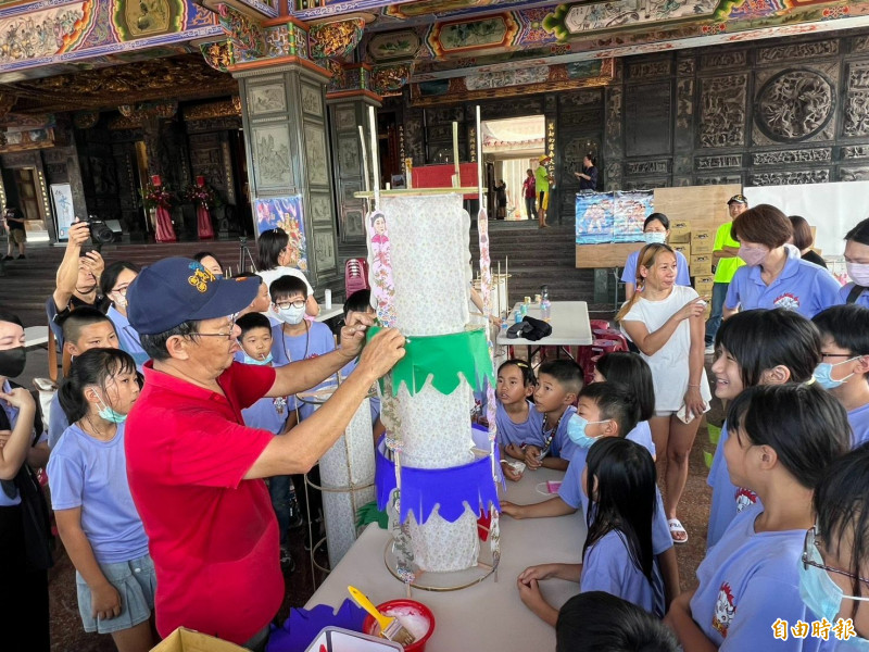 藝師王登科指導國小學童糊水狀。（記者黃淑莉攝）