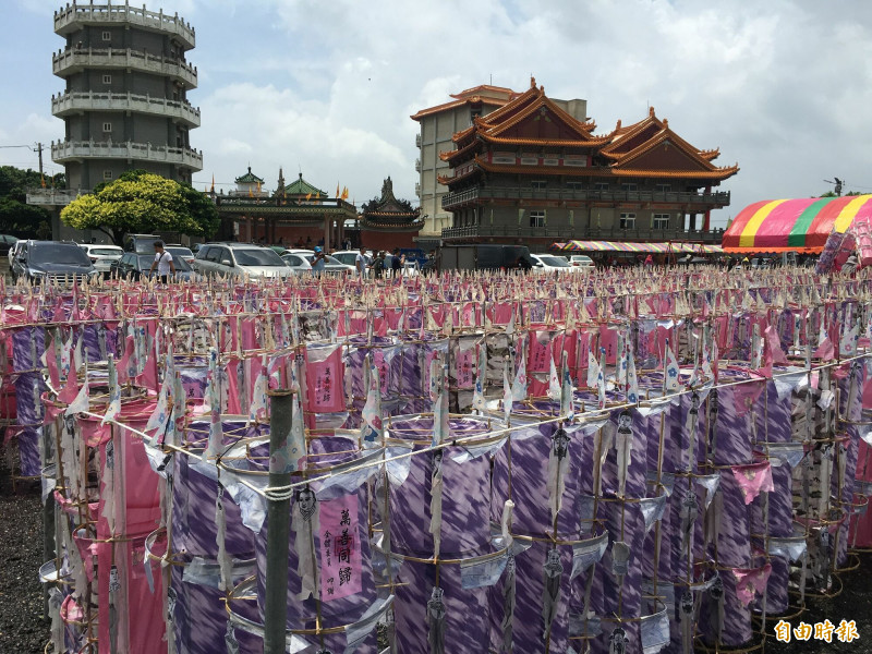 口湖牽水狀2天祭典中現場會擺放許多紙糊水狀。（記者黃淑莉攝）