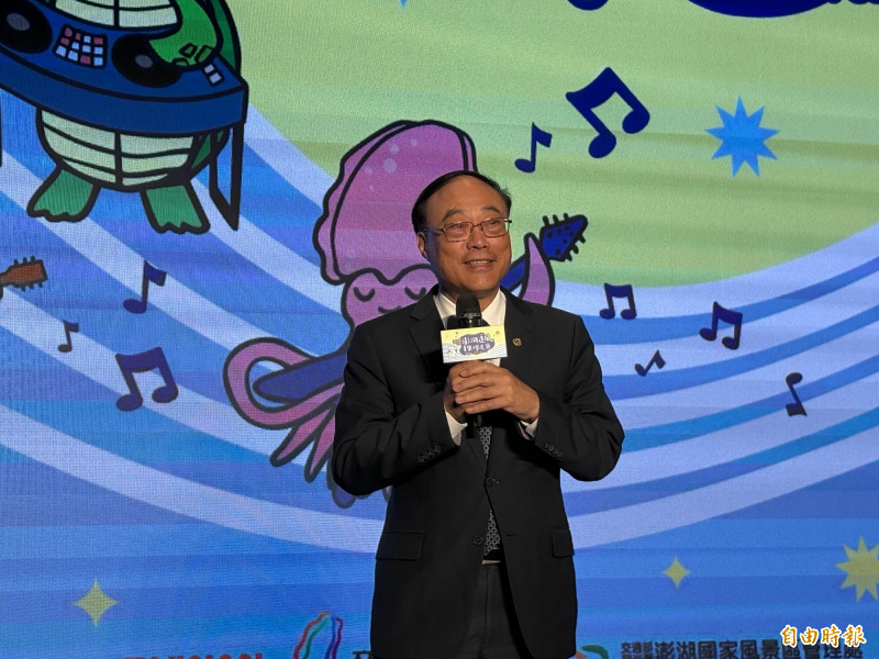 觀光署長周永暉說，旅客在澎湖可以「上半年看花火節，下半年看追風音樂祭」。（記者林志怡攝）