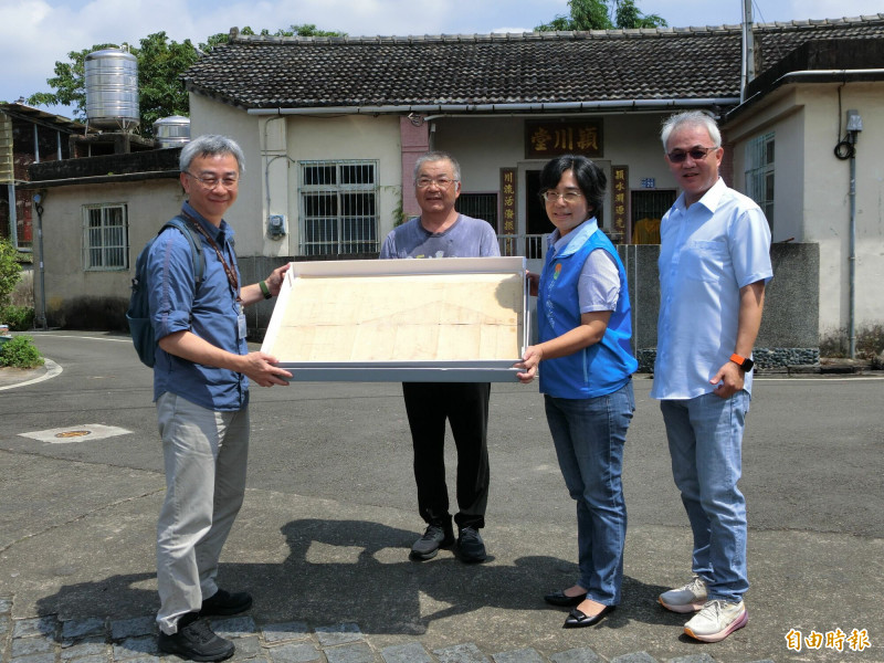 大木匠師鍾娘德的後代由孫子鍾朝相（左二）代表，點交手繪建築圖稿捐贈給新竹縣政府文化局典藏。（記者廖雪茹攝）