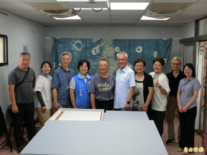 大木匠師鍾娘德的建築圖稿捐贈新竹縣政府，今天在地方各界的見證下完成點交。（記者廖雪茹攝）