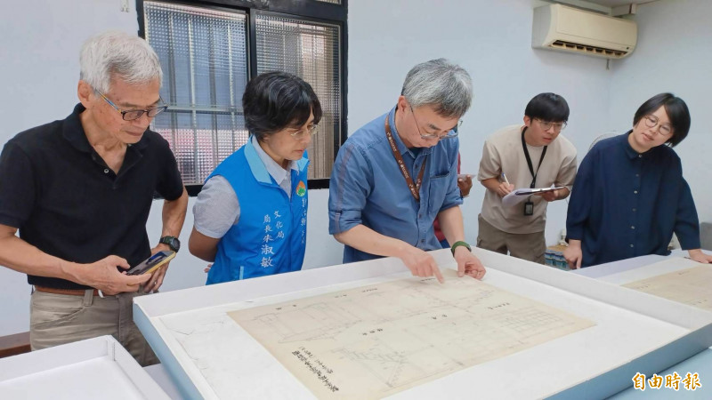 大木匠師鍾娘德的手繪工廠、廟宇建築圖稿188件，將交由台博館協助數位化，該館研究員林一宏（中）也參與點交。（記者廖雪茹攝）