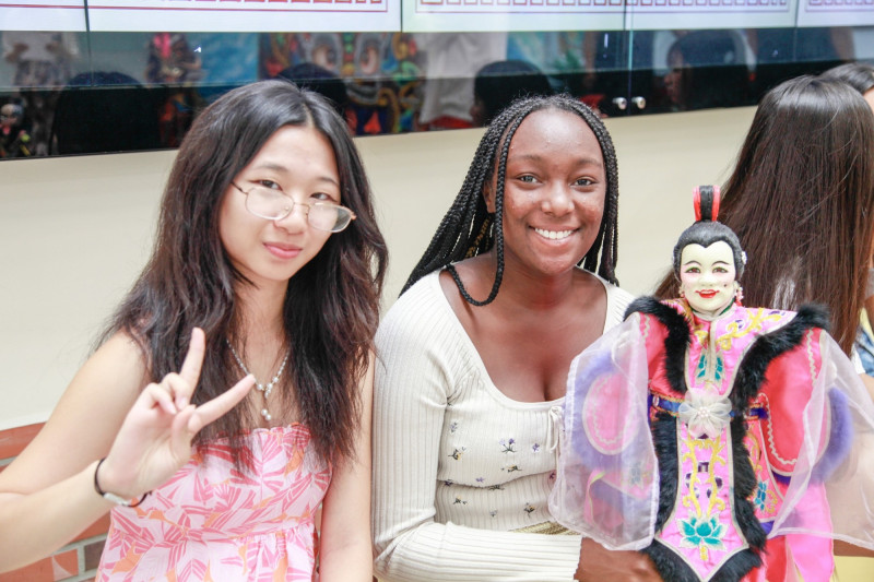 外籍生對操偶感到有興趣。（台師大提供）