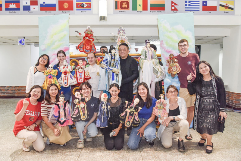 除了欣賞布袋戲劇，外籍生也近距離和布偶互動，藉此推廣國際與文化交流。（台師大提供）