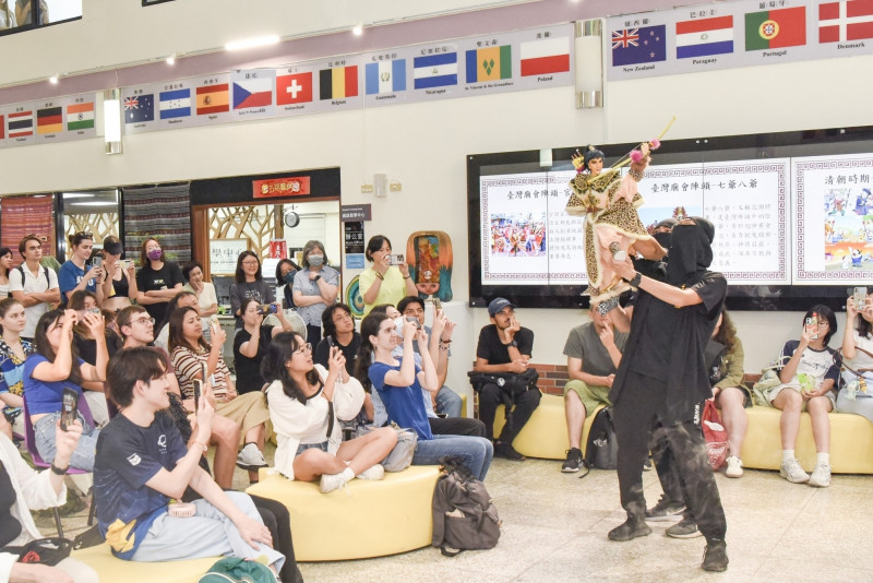 來自全球95個國家的學生，齊聚台師大欣賞全樂閣木偶劇團帶來的「台味」表演藝術。（台師大提供）