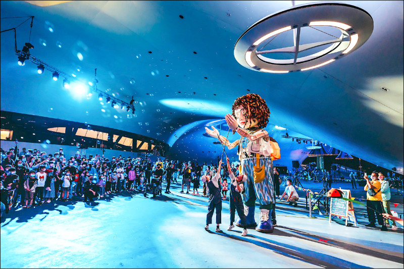 藝術報國《艾拉－相遇中之島》由舞者協同操作4.2公尺高的大型偶演出。（林峻永攝，藝術報國提供）