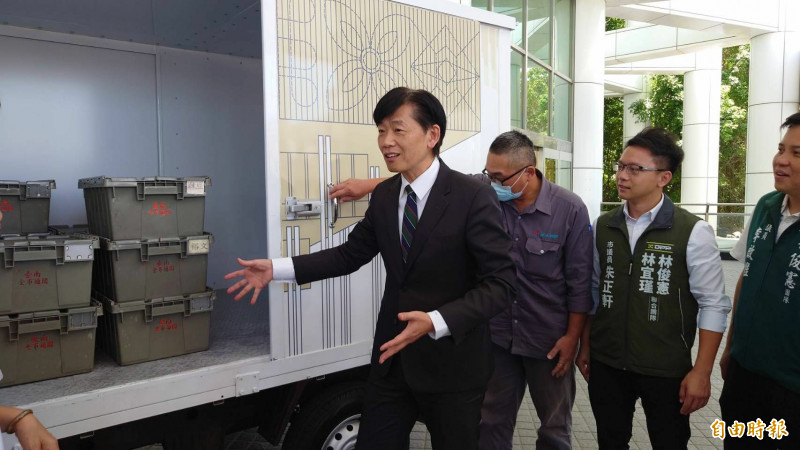 南市副市長葉澤山（左）說明通閱車助力城市閱讀的效能。（記者洪瑞琴攝）