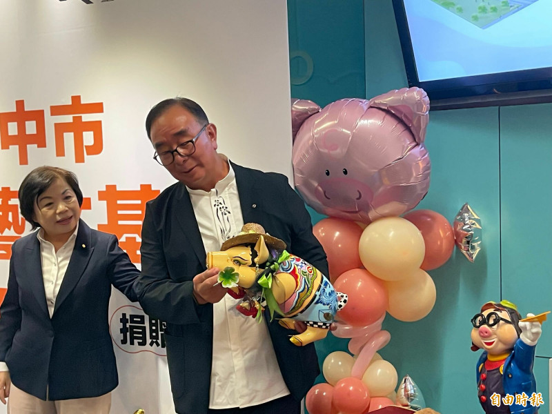 吳春山對收藏豬藝品如數家珍。（記者蘇孟娟攝）