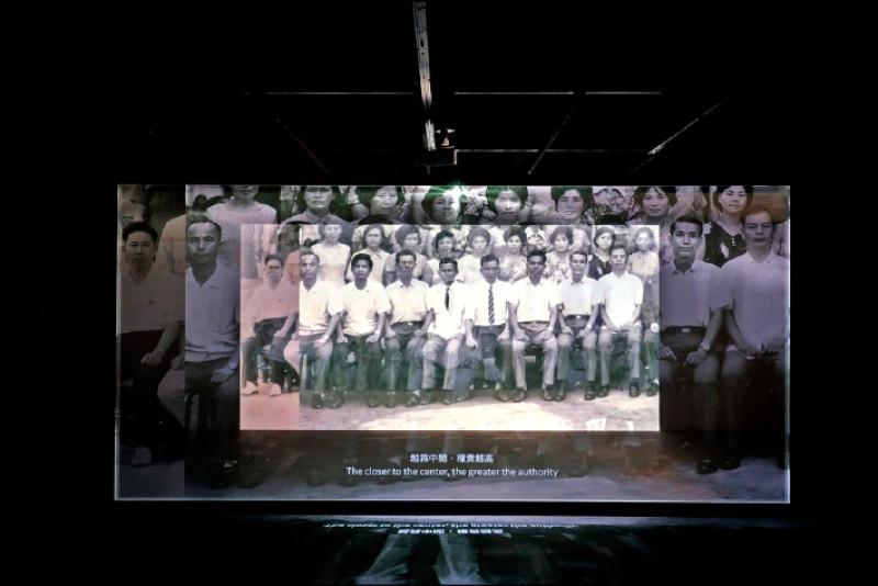 張庭甄以家族合影與歷史檔案影像的層疊與重組回望祖父的形象，並反思權威、記憶與影像之間的權力關係。（朱淇宏攝，關美館提供）