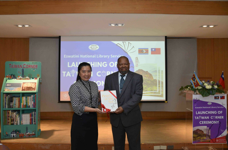 史瓦帝尼經濟企畫暨發展部長Thambo Gina（右）代表接受國圖館長王涵青（左）捐贈Taiwan Corner。（國圖提供）