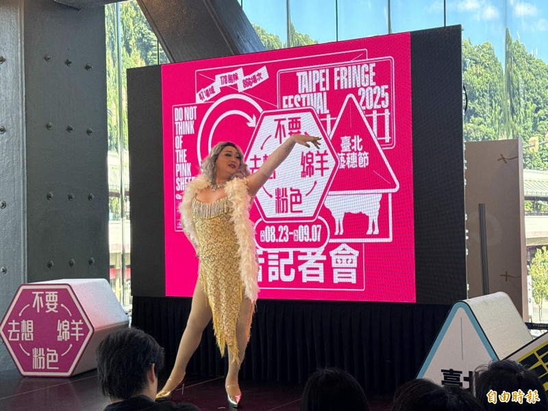 藝穗節演出團隊「陳立婷」的節目《變裝起源》 。（記者孫唯容攝）