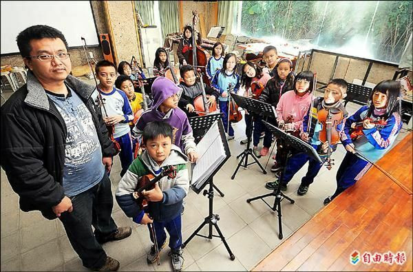 王子建（左一）和妻子陳珮文原本是南投深山上親愛國小老師，帶著原住民孩子自學提琴，打造親愛愛樂，本報記者於2014年曾實地採訪。（資料照）